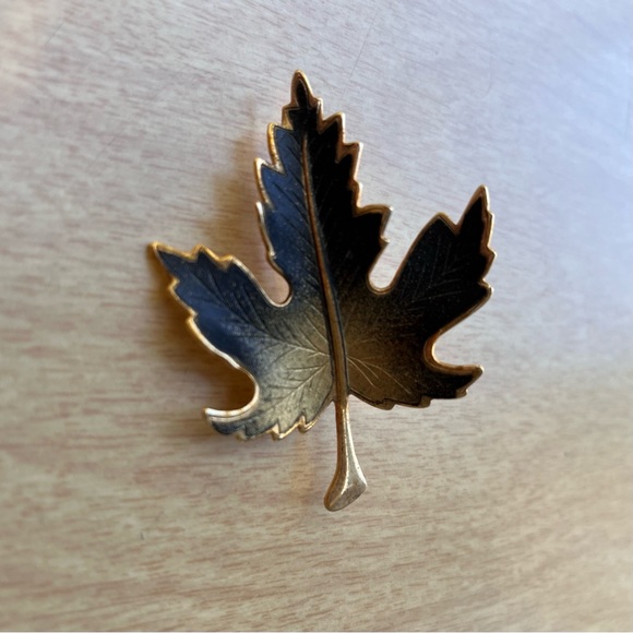 Maple Leaf Brooch Vintage Lapel Pin - Picture 2 of 12